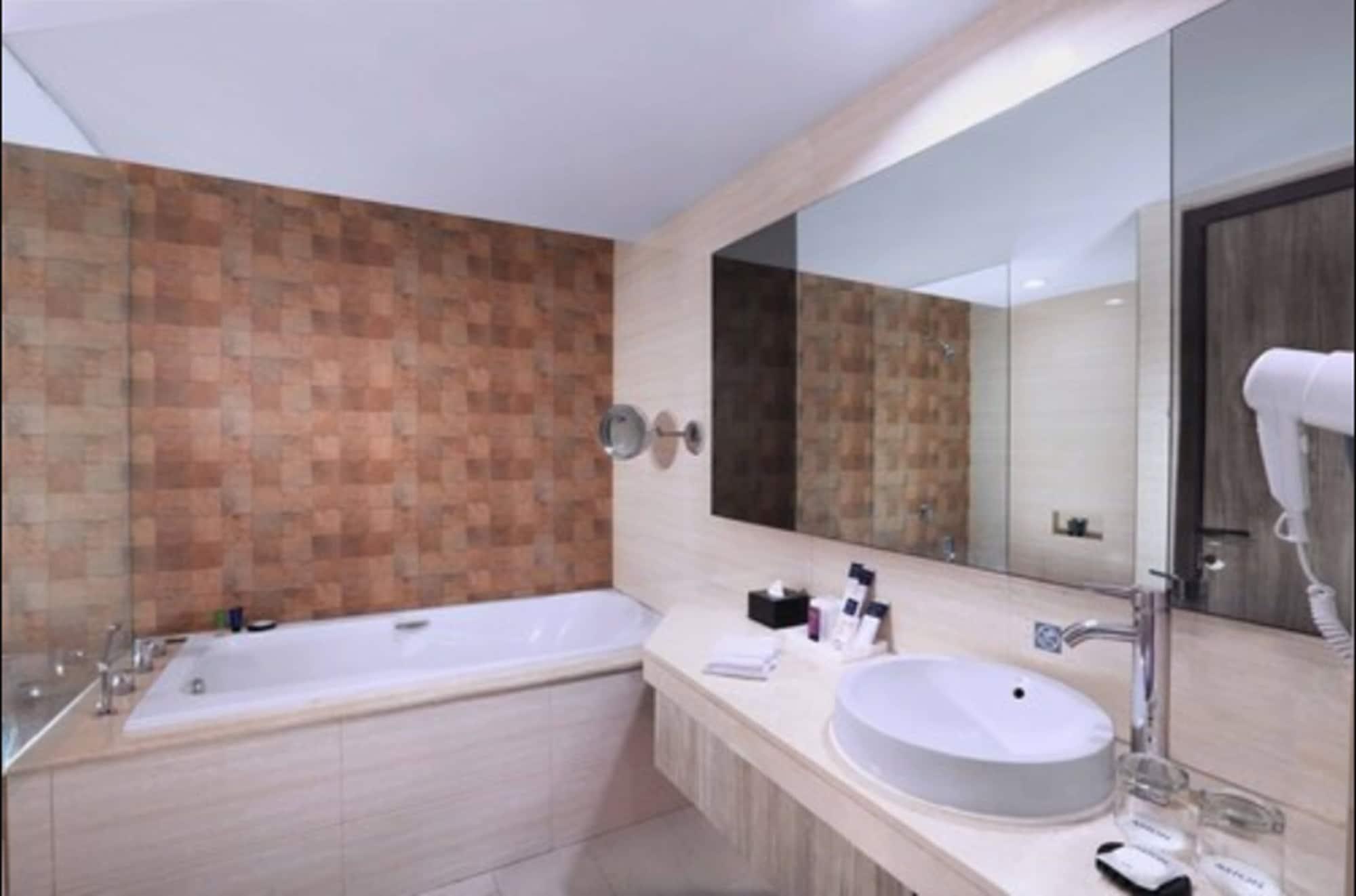 Aston Inn Pandanaran Семаранг Экстерьер фото