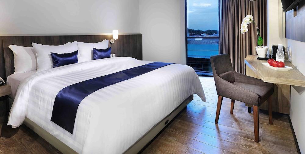 Aston Inn Pandanaran Семаранг Экстерьер фото