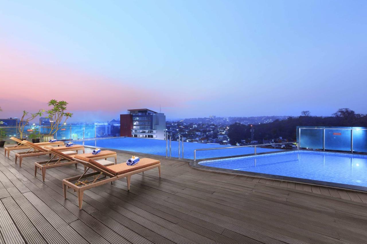 Aston Inn Pandanaran Семаранг Экстерьер фото